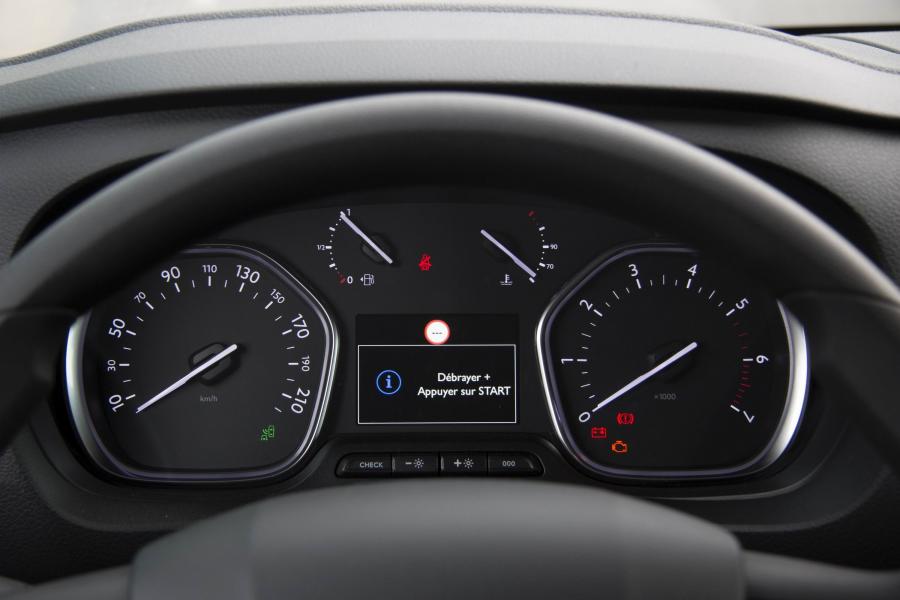 Панель приборов Peugeot Expert 2016 года  (фото 8 из 48)